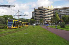 900281 Afbeelding van een tram van U-OV langs het fietspad naar de Weg tot de Wetenschap te Utrecht. Op de achtergrond ...
